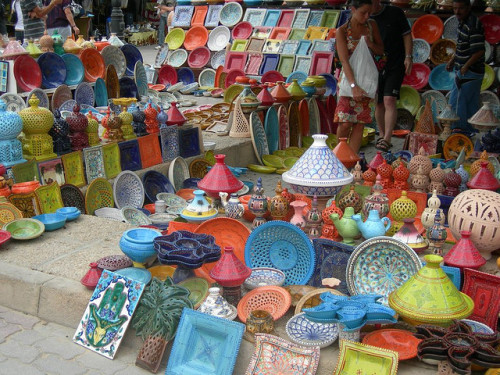 Colorful pottery in Djerba bazaar, Tunisia (by davnagy).