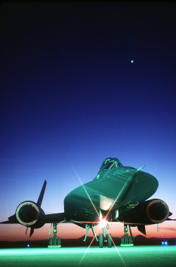 scanzen:  A front view of an SR-71B Blackbird strategic reconnaissance training aircraft on the runway at sundown. Photo: TSGT Michael Haggerty. Location: BEALE AIR FORCE BASE. Date Shot: 6/1/1988. via defenseimagery.mil 