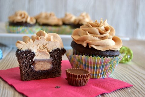 gastrogirl:  reese’s chocolate cupcakes with peanut butter buttercream. 