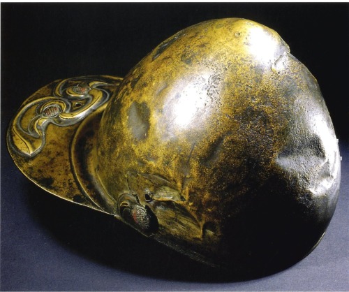 historicaldetailsandstuff:Bronze helmet found at the Thames, with the characteristic wide neck guard