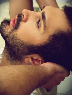 heartoflatex:  amo los chicos con barba