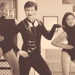 lettersfromtitan:OH GLEE.I’m sure there’s fic of Kurt showing Blaine Single Ladies, but 