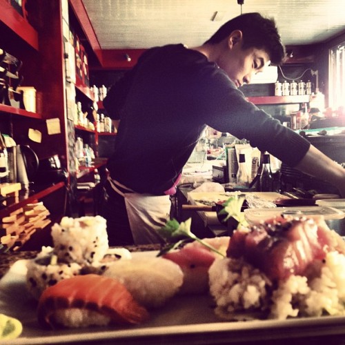 Scene di lotta di classe - #italy #igerspadova #polworld #sushi#crivellin #sakura #padua  (Scattata con instagram)