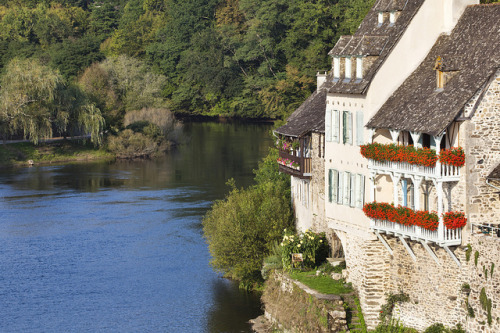 Beautiful houses on the shores of Dordogne river in Argentat, France (by Corrèze Tourisme).