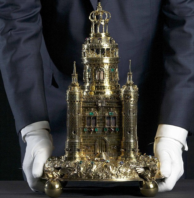 royalwatcher:  Dazzling collection of Crown Jewels go on display to mark Diamond