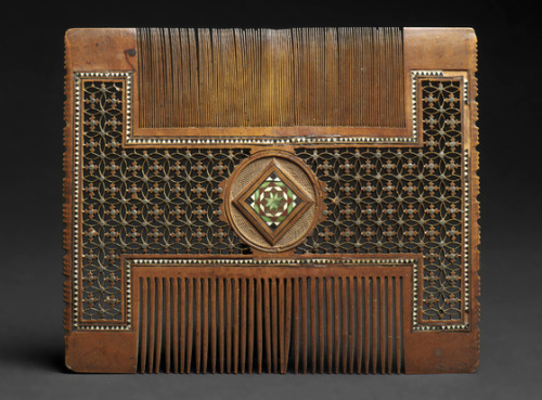 CombFranceca. 1500boxwood with bone, ebony and pewter inlays“Collecting Treasures VII”Blumka Gallery