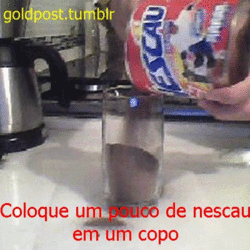 Colocando nescau no leite:
