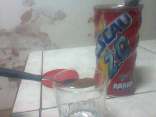 Colocando nescau no leite: