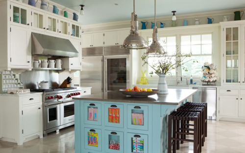 Love this kitchen. Creamy white with accents in robins egg blue and shades of turquoise. micasaessuc