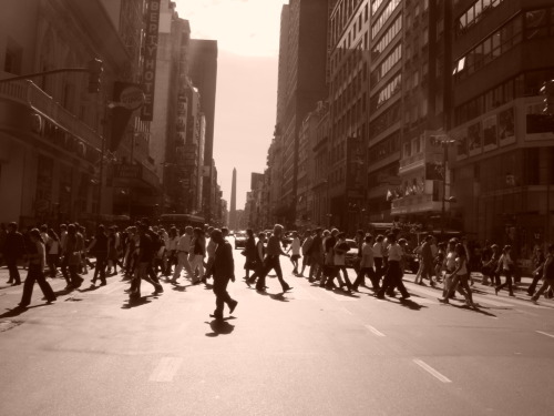 No recuerdo el nombre de esta avenida, pero es por las calles de Buenos Aires al fondo se ve el obel