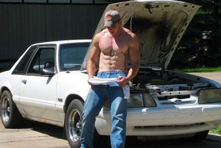 boner-riffic:  Redneck muscle fixing his car #ThickTitsThursday 