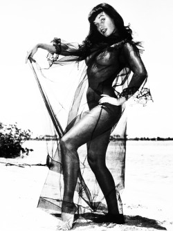 vintagegal:  Bettie Page at the beach, photo