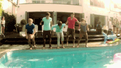 aloha-summer2012:  one-two-thr33-flick:  I will reblog every time.  i cant stop laughing at this    Only Niall