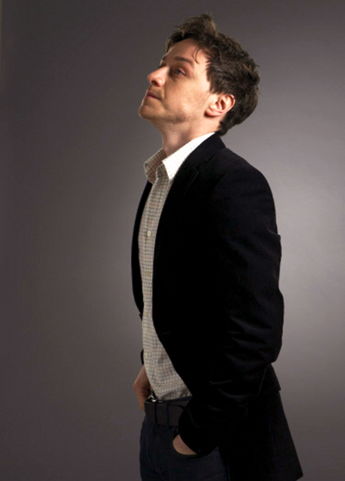 mrkinch: fassbender-mcavoyobsessed: James can’t take this either. Oh, I like this set! He look