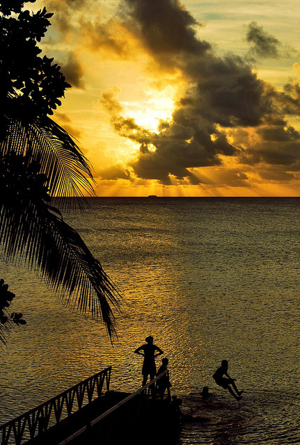 Sunset dip at Funafuti Atoll, Tuvalu (by eytl).