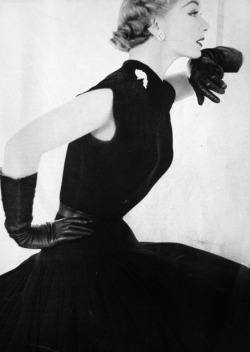 theniftyfifties:  Evening glamour for Vogue US, 1951. 