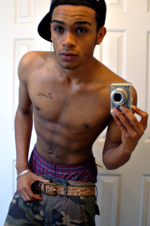 talldaddy:  lightskinnedboys:  He would treat you right  www.talldaddy.tumblr.com/ 