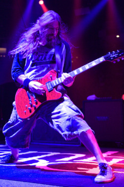 Mark Morton of Lamb of god wearing the Cains