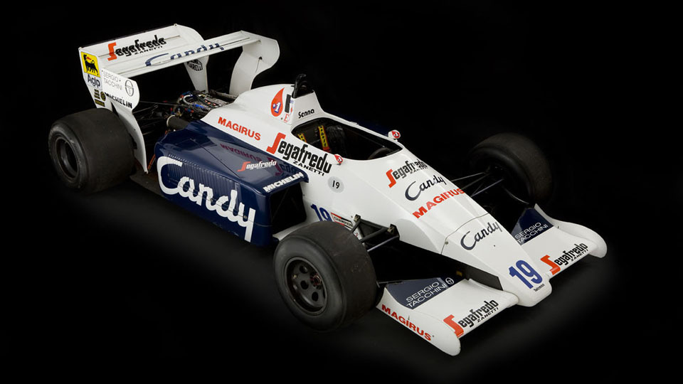 Toleman - Hart TG 184.
El monoplaza con el que Ayrton Senna saltó a la fama en aquel mítico GP de Mónaco de 1984, en su primera temporada en la Fórmula 1, saldrá a subasta el próximo 16 de mayo en Silverstone Auctions.
Vía: Motorpasion.com