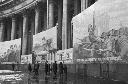 a-tychiphobia:Civilians browsing Soviet propaganda, Kazan Cathedral, Leningrad, Russia - Oct 9, 1941