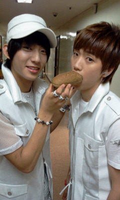 No channie stop feeding my hubby! He´ll get fat X)