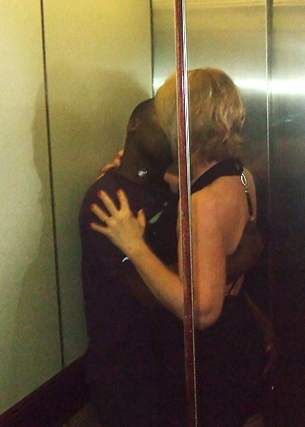 lamogliebendata:  welcome in elevator