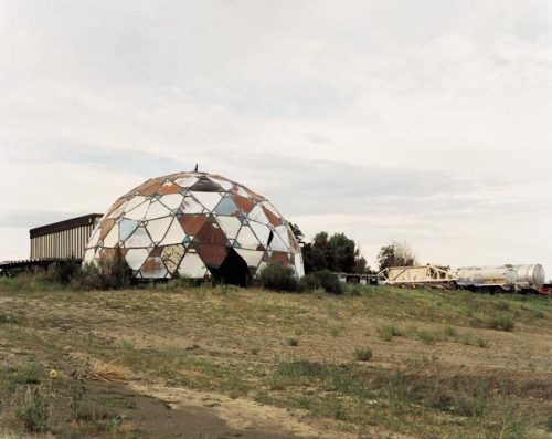 letsbuildahome-fr: Joel Sternfeld  “Ruins of Drop City” Trinidad, Colorado, August 