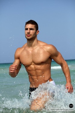 malegalore:  Attractive hunk jogs through