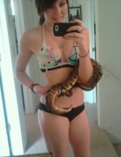 t-t-t-todayjunior:  i know its kinda hard to see but thats me without braces and with a belly button ring :D and me and my snake haha  