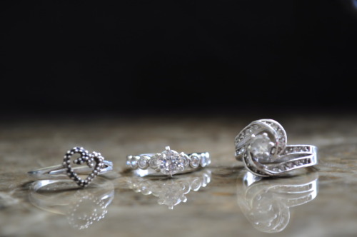 mycrimesceneoflife:  found my engagement ring lol x) promise, engagement, wedding rings. :) 