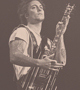 herzdieb:  hallo mein name ist synyster gates und ich liebe lederhosen.  