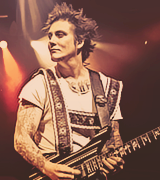 herzdieb:  hallo mein name ist synyster gates und ich liebe lederhosen.  