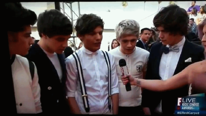 its-aboutime:  The way Harry looks at Louis (x) 