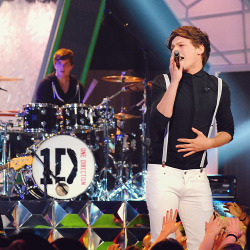 which-d1rection:  Louis.. your pants are so tight. 