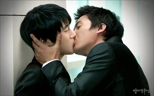 chinkoheartschinko:  futanariai:  cutest fucking couple ever.  Song Chang Ui & Lee Sangwoo in ‘Life Is Beautiful’ written by Kim Soo Hyun and directed by Jung Eul Young (2010) 