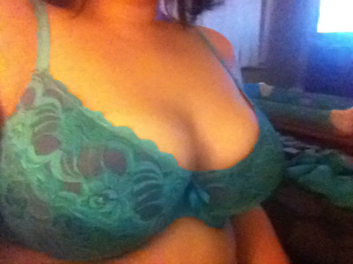 ohhxhello: I missed out on National Cleavage Day yesterday so im making up for it with 2 shots incl
