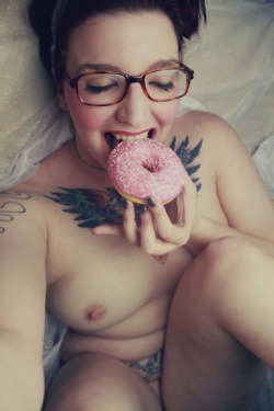 ditoottey:  pretty chubby girl with glasses,