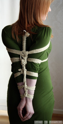 Elbows bondage in green dress / Związane