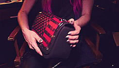 lavignefied-blog:  What’s in Avril’s bag. 