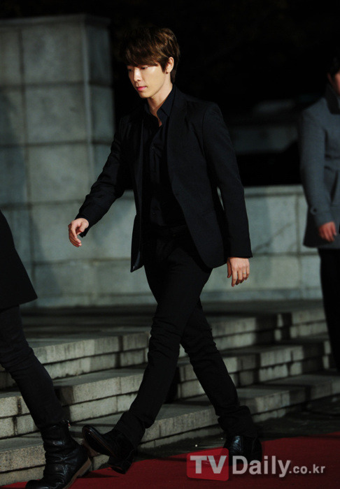 pervingonhae:  i want to get between those damn legs. unf. 