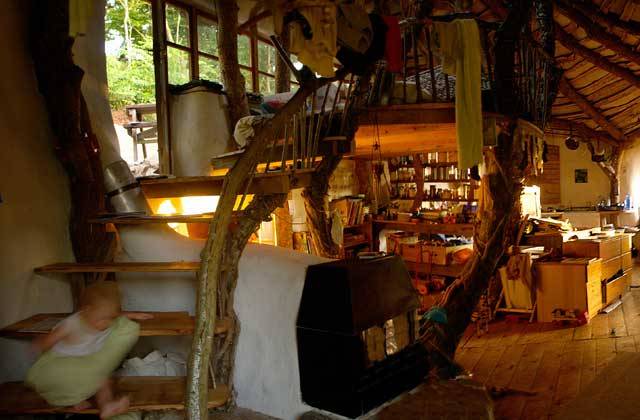 skoghaxa:   Woodland House in Wales, UK- The hobbit house was created by 32 year-old