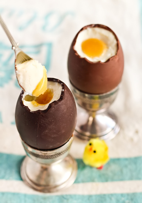 raspberricupcakes: Cheesecake Filled Chocolate Easter Eggs with Passionfruit Sauce http://www.raspb