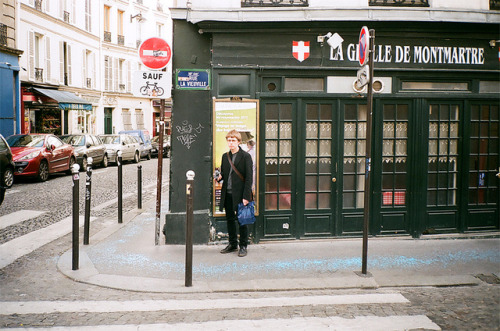 Artem dans les rues de Montrartre by Plaggue on Flickr.