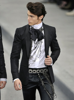 thatqueeryoungbuck:curvi-linear:  Baptiste Giabiconi at Chanel s/s 2009 