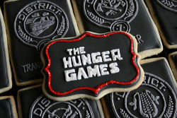 angelsamui:  The Hunger Games cakes and cookies.