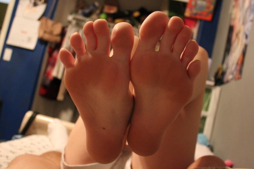 girlyfeet101: Cute girl feet series