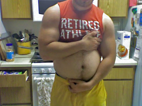 blogartus:fuckyeahbeerbellies:sighFantastic arms and your belly looks good, too.