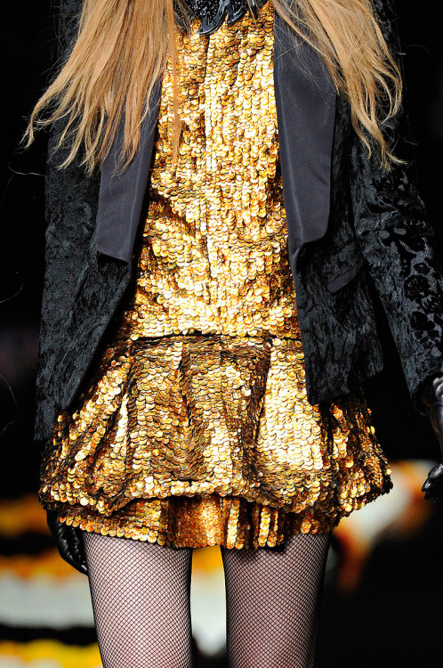 runawayfromtherunway:  fuckyeahvintagediary:    Roberto Cavalli FW 2012