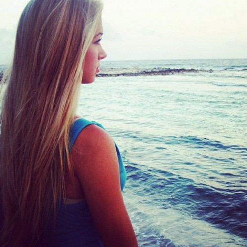 confused-feelings-of-agirl:  Siga em frente sempre, o que passou já era, acabou, olhe a frente se preocupe com seu  futuro , mesmo sendo difícil esquecer o passado. Your Love Is A Lie. 
