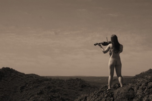 naktivated:  natural-and-beautiful:  musicandnude: Fiddle - “Into the great wide open…” (Brianna Ban